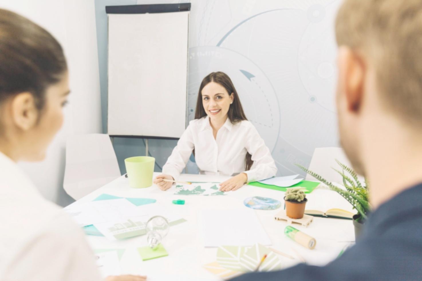 Nahaufnahme von Finanzunterlagen und Notizbuch