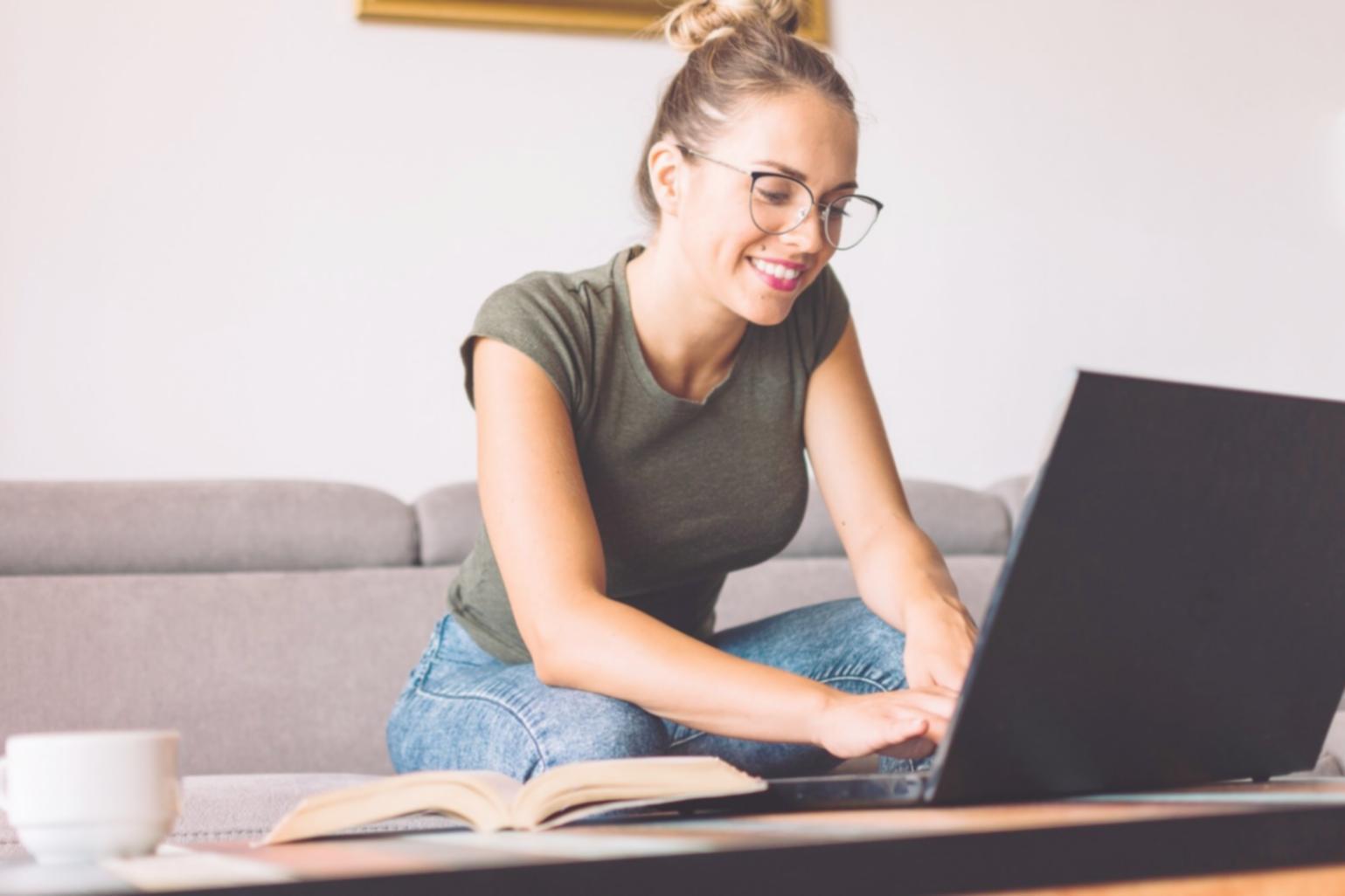 Taschenrechner und Finanzplanung auf Schreibtisch