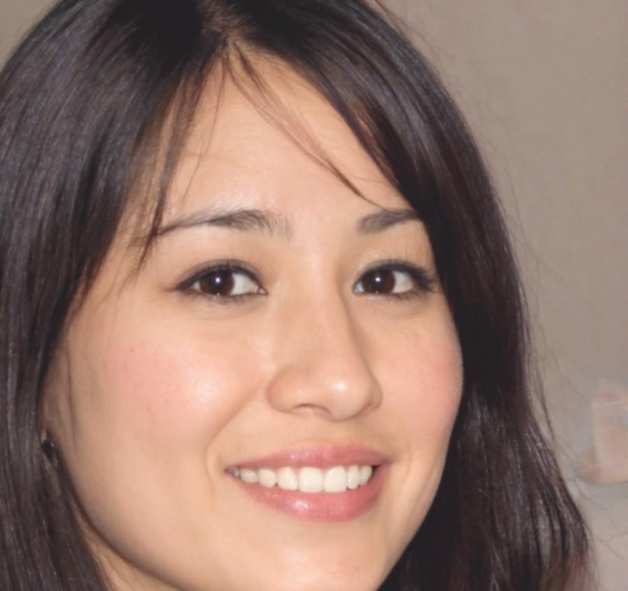 Finanzberaterin blickt nachdenklich zur Seite