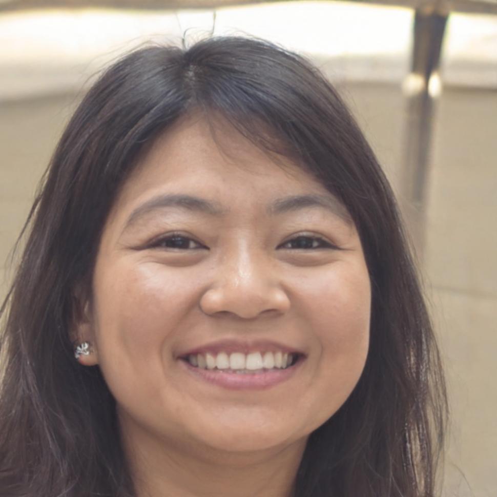 Junge Expertin mit verschränkten Armen im Gespräch