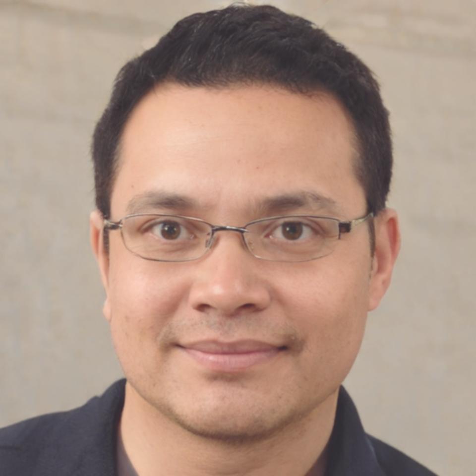 Berater in modernem Büro lehnt am Schreibtisch