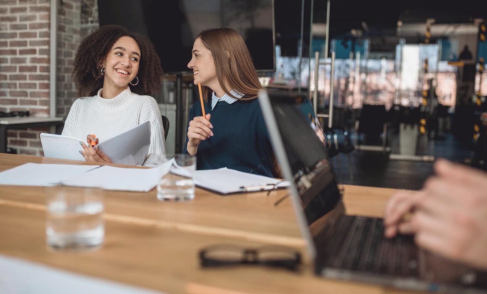 Freundliches Team bei der Besprechung von Finanzfragen